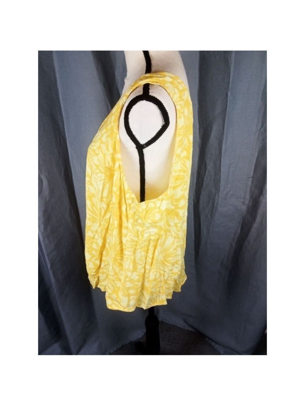 Women's ModCloth Yellow Cream Floral V-Neck Tank Top Plus Size 2X - Picture 2 of 4